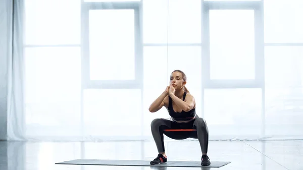 Jeune Femme Brune Exerçant Avec Bande Résistance Dans Salle Gym — Photo