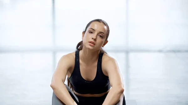 Sweaty Young Sportswoman Sitting While Resting Gym — Stock Photo, Image