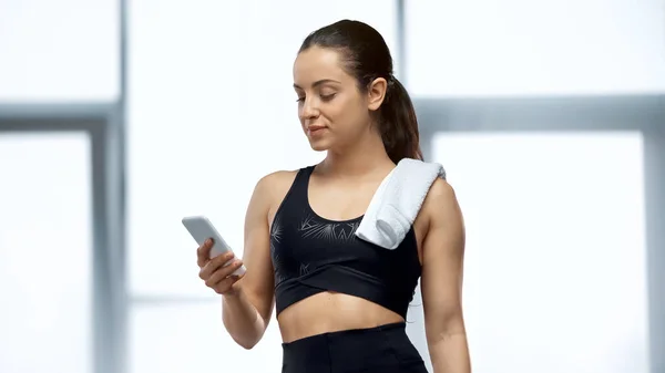 Joven Deportista Con Toalla Mirando Smartphone Gimnasio — Foto de Stock