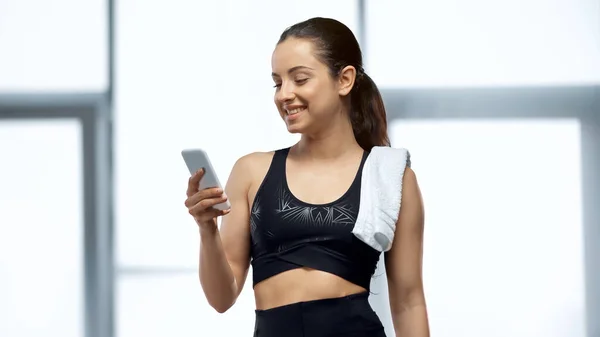 Glad Idrottskvinna Med Handduk Med Hjälp Smartphone Gymmet — Stockfoto