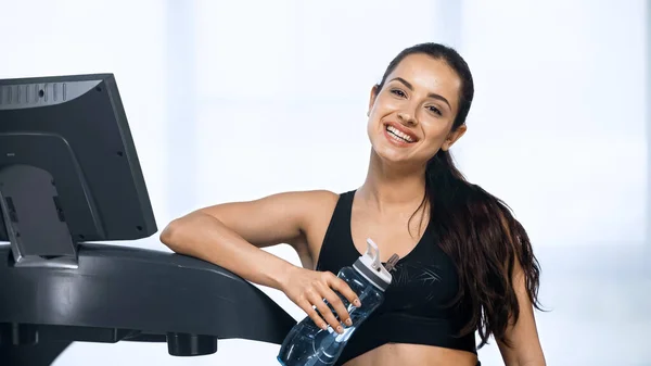 Mujer Alegre Ropa Deportiva Celebración Botella Deportes Con Agua Cerca — Foto de Stock