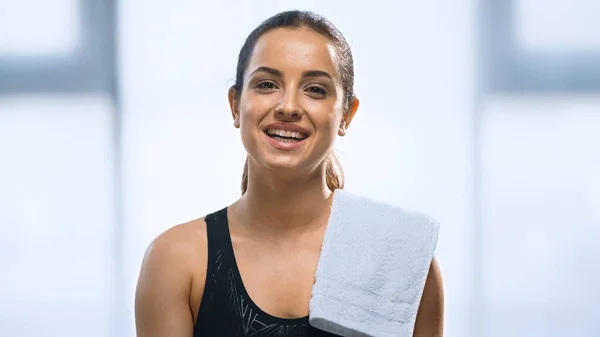 Alegre Joven Con Toalla Hombro Sonriendo Gimnasio —  Fotos de Stock