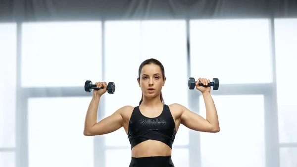 Joven Deportista Parte Superior Cosecha Ejercicio Con Mancuernas — Foto de Stock