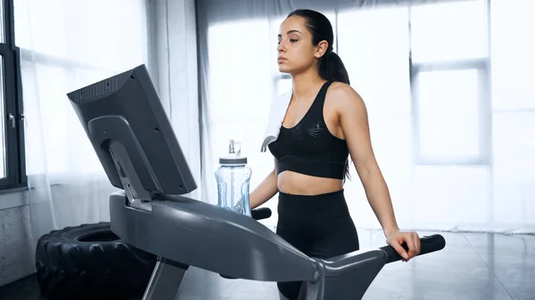 Sportieve Vrouw Met Handdoek Lopen Loopband Buurt Van Sportfles Met — Stockfoto