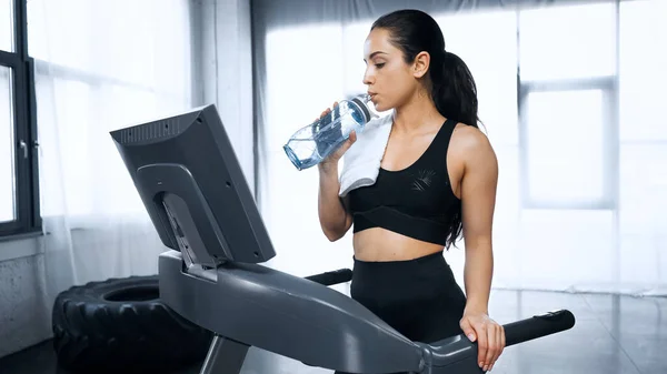 Νεαρή Αθλήτρια Διάδρομο Πίνοντας Νερό Στο Γυμναστήριο — Φωτογραφία Αρχείου