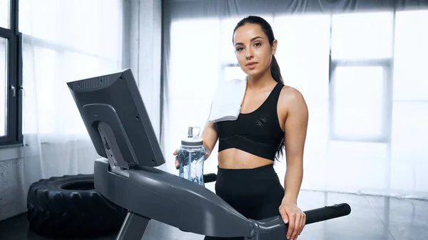 Sportvrouw Lopen Loopband Het Bereiken Van Sport Fles Met Water — Stockfoto