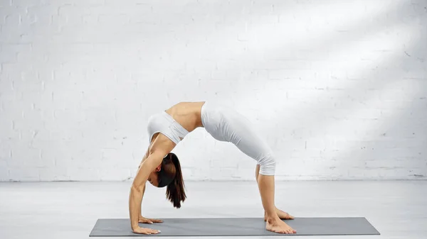 Side View Woman White Sportswear Standing Wheel Pose — Stock Photo, Image