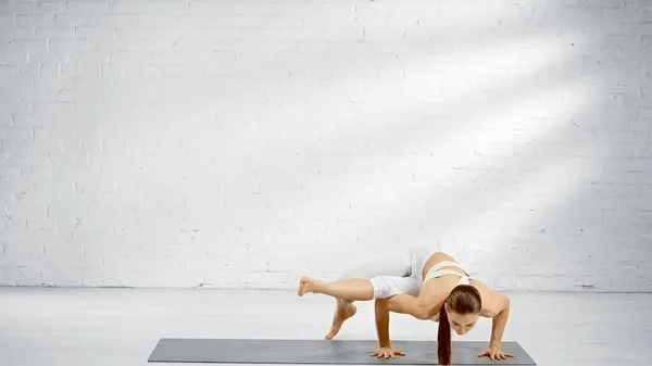 Barefoot Sportvrouw Staande Handen Yoga Mat — Stockfoto
