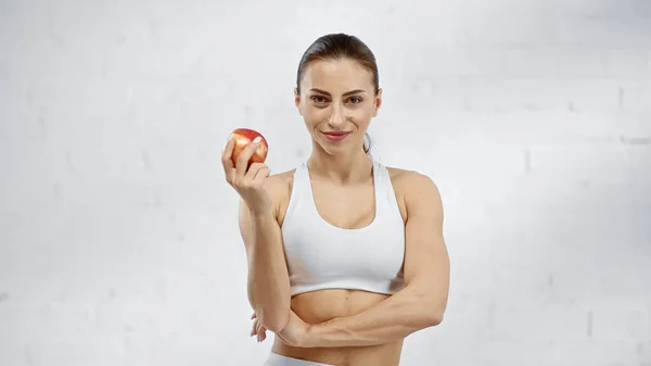 Glimlachende Sportvrouw Met Verse Appel — Stockfoto