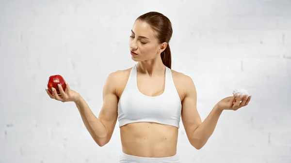 Jonge Sportvrouw Met Appel Smakelijke Marshmallow Nabij Witte Muur — Stockfoto