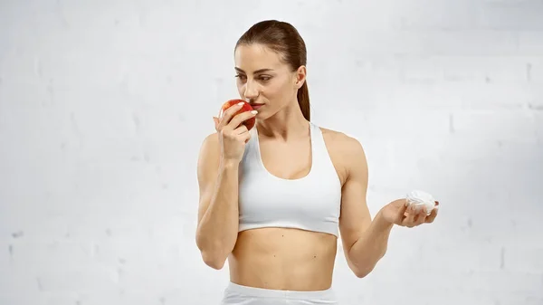 Fitte Sportlerin Riecht Apfel Und Hält Eibisch Der Hand — Stockfoto