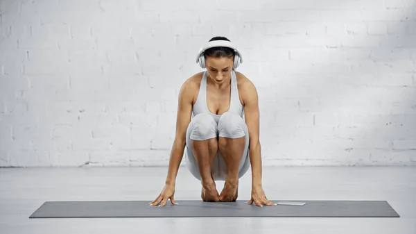 Barefoot Vrouw Hoofdtelefoon Oefenen Yoga Buurt Van Smartphone Yoga Mat — Stockfoto