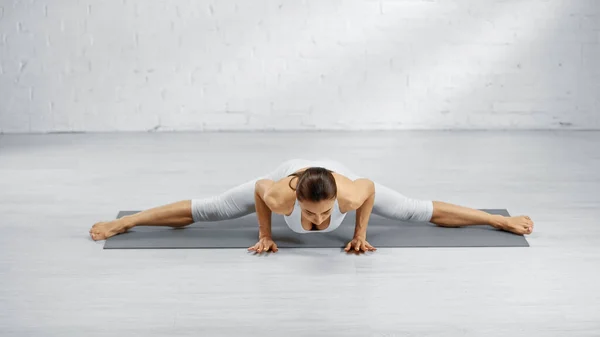 Femme Faisant Handstand Split Sur Tapis Yoga — Photo