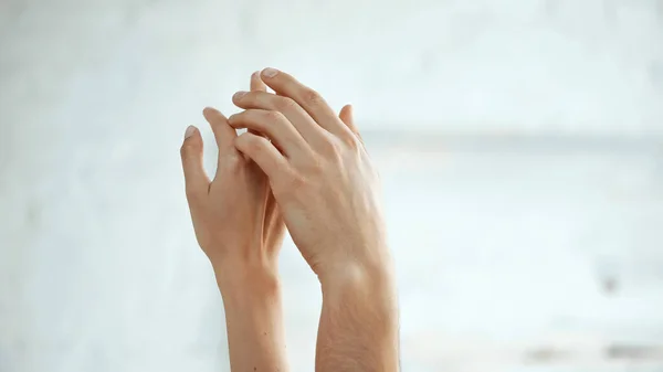 Vista Cortada Casal Sensual Mãos Dadas — Fotografia de Stock
