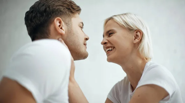 Alegre Mujer Sonriendo Mientras Mira Feliz Novio — Foto de Stock