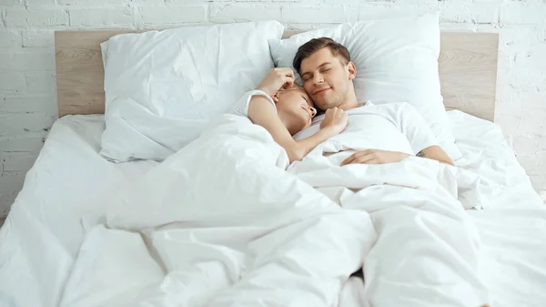 Smiling Young Couple Lying Blanket Bed — Stock Photo, Image