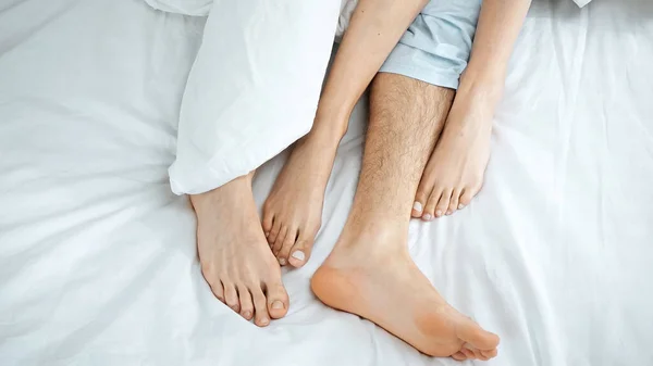 赤脚夫妇躺在床上的头像 — 图库照片