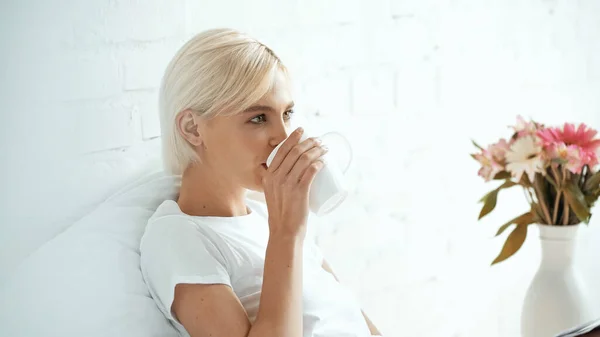 Blond Ung Kvinna Dricker Kaffe Hemma — Stockfoto