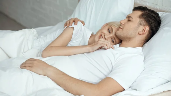 Mulher Loira Alegre Descansando Cama Com Namorado — Fotografia de Stock