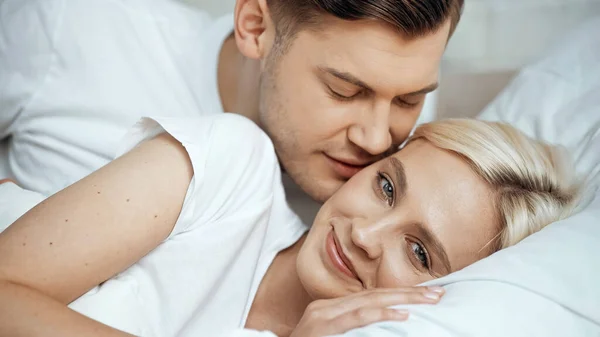 Young Man Kissing Cheek Happy Blonde Girlfriend — Stock Photo, Image