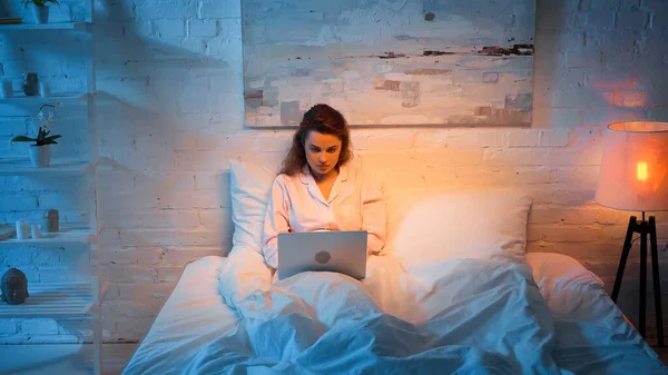 Mulher Pijama Usando Laptop Quarto Durante Noite — Fotografia de Stock