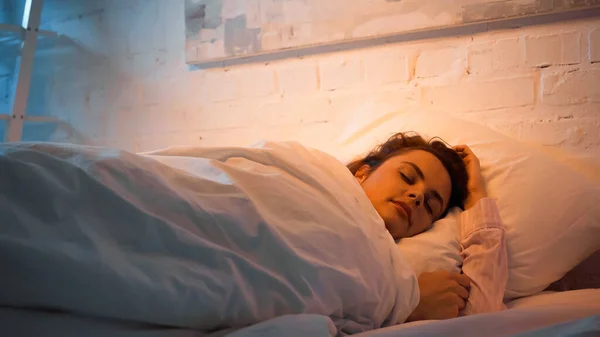 Mulher Dormindo Cama Durante Noite — Fotografia de Stock