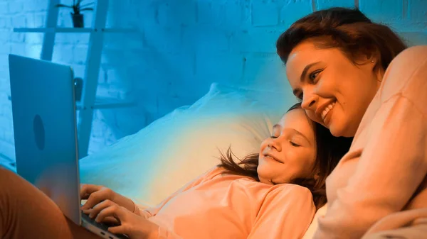 Alegre Niño Madre Mirando Portátil Cama — Foto de Stock