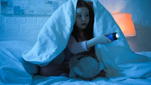 Scared Kid Teddy Bear Holding Flashlight Bed Night — Stock Photo, Image