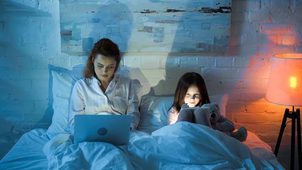 Freelancer Usando Laptop Cerca Hija Con Tablet Digital Dormitorio Por — Foto de Stock