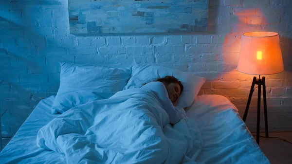 Женщина Пижаме Спит Кровати Ночью — стоковое фото