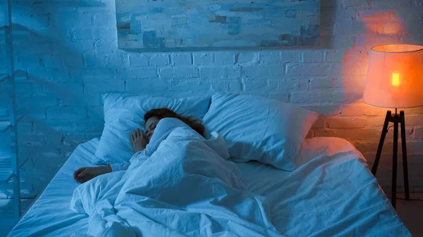 Lâmpada Assoalho Perto Mulher Dormindo Cama Durante Noite — Fotografia de Stock