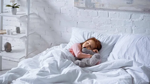 Criança Abraçando Ursinho Pelúcia Enquanto Dorme Cama — Fotografia de Stock