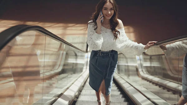 Cheerful Young Woman Using Smartphone Escalator — Stock Photo, Image