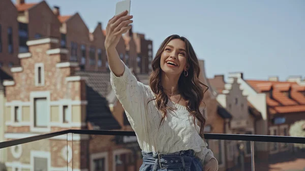 Mujer Joven Asombrada Tomando Selfie Cerca Edificios Borrosos — Foto de Stock