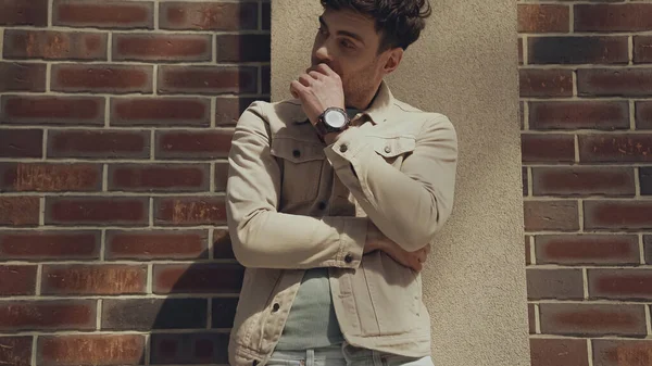 Man Beige Jacket Looking Away Building Outdoors — Stock Photo, Image