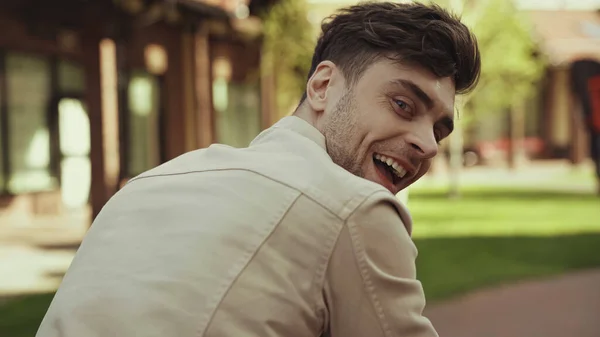 Hombre Feliz Con Boca Abierta Sonriendo Afuera — Foto de Stock