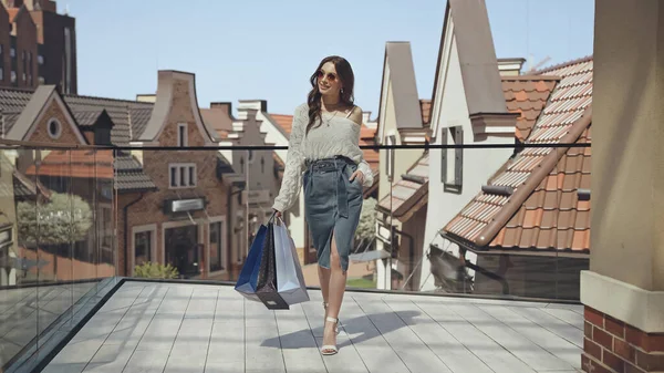 Glad Ung Kvinna Med Handen Fickan Promenader Och Hålla Shoppingväskor — Stockfoto