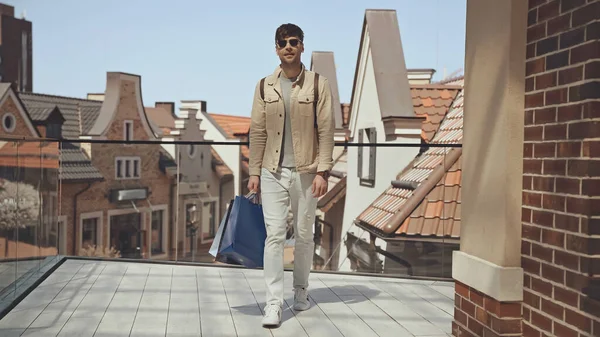 Hombre Con Estilo Gafas Sol Sosteniendo Bolsas Compras Caminando Fuera — Foto de Stock