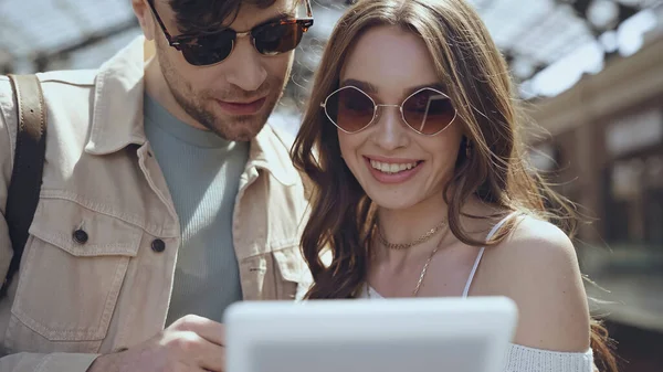 Hombre Mujer Felices Gafas Sol Usando Tableta Digital Borrosa — Foto de Stock