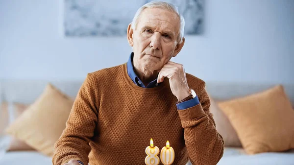 Lonely Elderly Man Celebrating Birthday Front Burning Candles Living Room — Stock Photo, Image