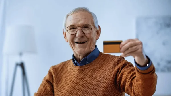 Smiling Elderly Man Glasses Holding Credit Card Modern Living Room — Stock Photo, Image