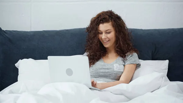 Freelancer Feliz Sorrindo Usar Laptop Cama — Fotografia de Stock