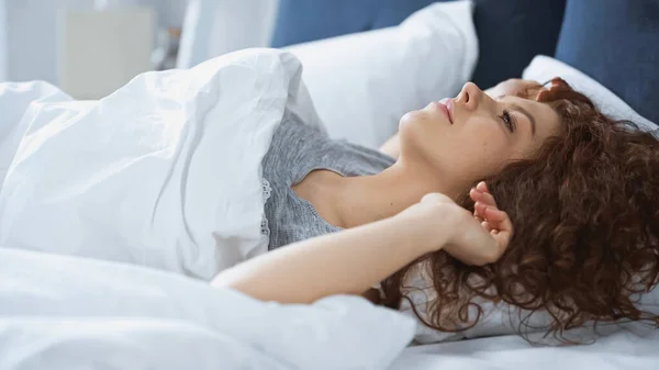 Jeune Femme Bouclée Couchée Sur Lit Matin — Photo