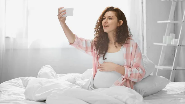 Happy Pregnant Woman Taking Selfie Bedroom — Stock Photo, Image