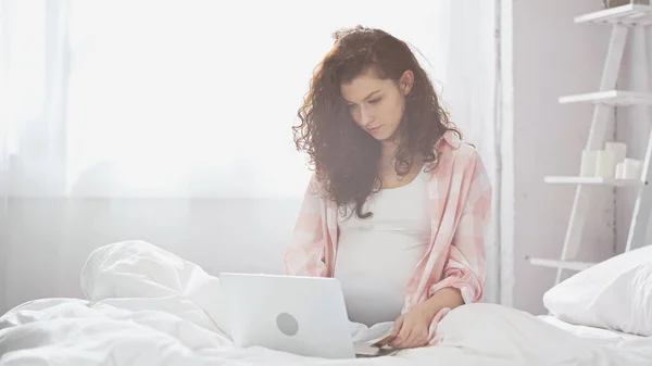 Gravid Ung Kvinna Som Använder Laptop Sängen — Stockfoto