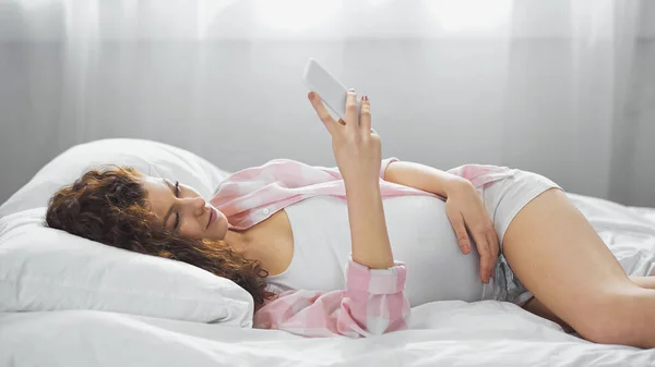 Jovem Grávida Usando Smartphone Cama — Fotografia de Stock