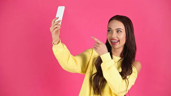 Усміхнена Молода Доросла Жінка Бере Селфі Вказує Пальцем Мобільний Телефон — стокове фото