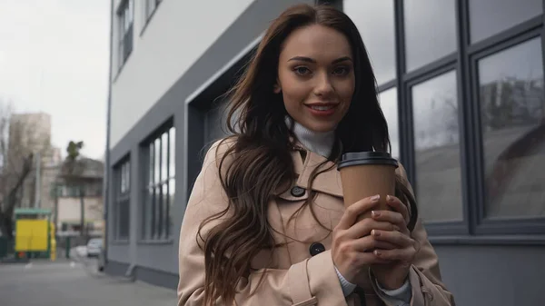 Smiling Young Adult Woman Holding Paper Cup Building Street — Stock Photo, Image