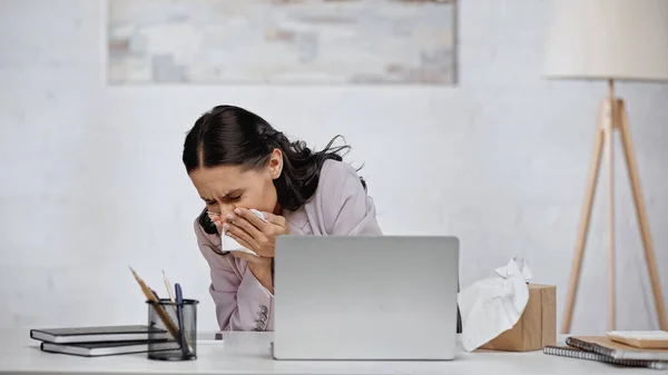 Femeie Afaceri Alergică Strănută Șervețel Lângă Laptopul Birou — Fotografie, imagine de stoc