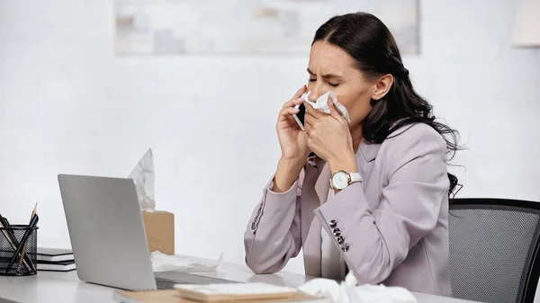 Brunette Businesswoman Allergy Sneezing Napkin While Talking Smartphone Laptop Desk — Stock fotografie